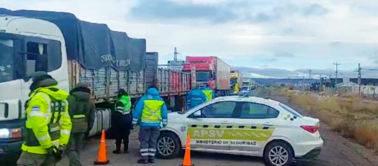 Temporal en Chubut: fueron rescatados más de 200 vehículos varados en la ruta 3 por las fuertes nevadas