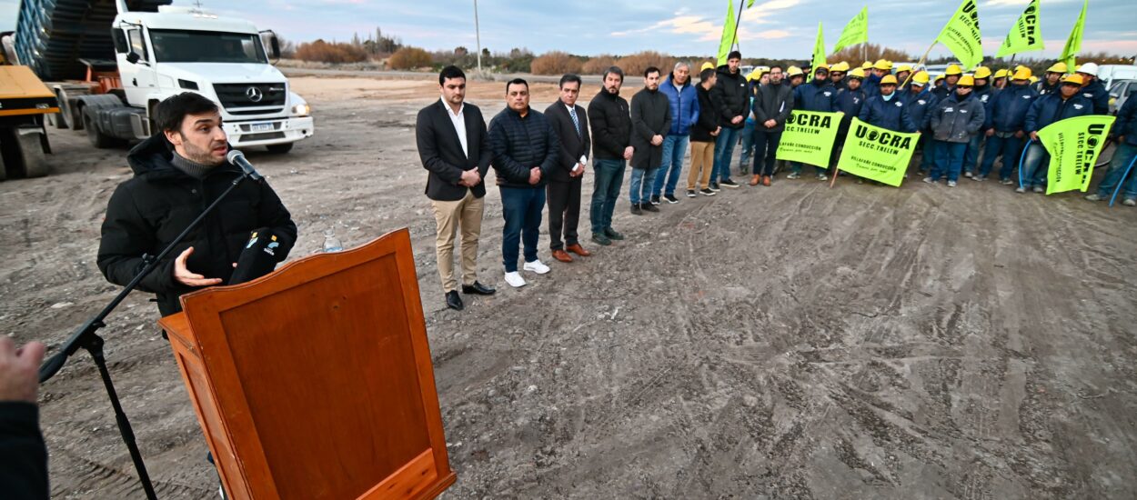 Torres encabezó en Trelew la firma del inicio de obra de 26 nuevas viviendas para afiliados al SEC