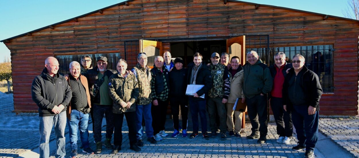 Torres y James visitaron a Veteranos de Malvinas en Gaiman, y se comprometieron a finalizar las obras del Centro de Ex Combatientes local