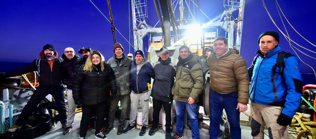 Torres participó de la instalación de una boya oceanográfica en Rawson junto a investigadores de la UNPSJB