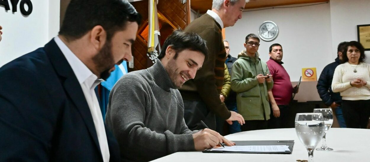 Torres participó de los festejos por el 89° aniversario de Río Mayo