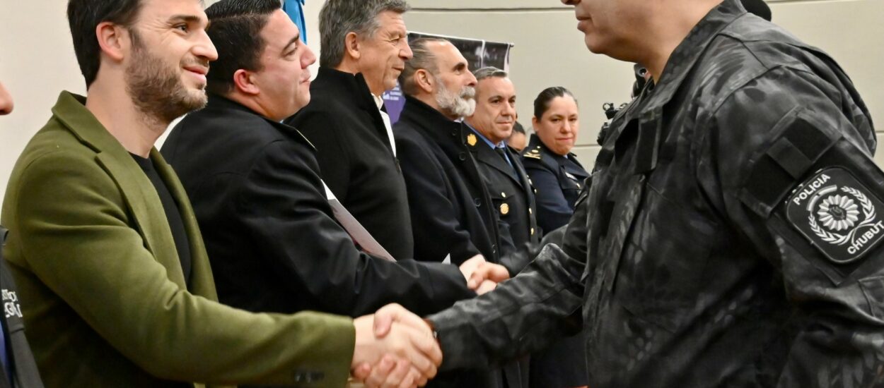 Torres participó de la ceremonia de graduación de los primeros 38 negociadores de la Policía del Chubut