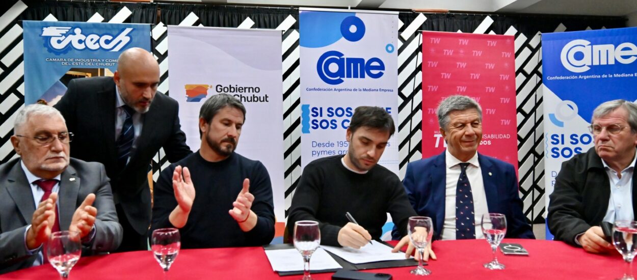 Torres encabezó la firma del convenio para la creación de un Centro Comercial a Cielo Abierto en Trelew