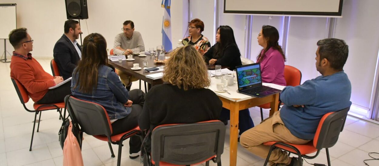 Provincia, Universidad y Las Plumas trabajan en un plan de manejo de un sitio milenario de grabados rupestres