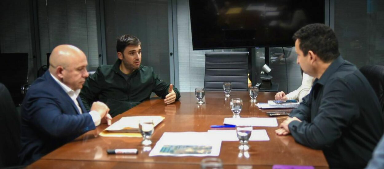 Torres y Gustavo Sastre se reunieron con autoridades del ENOHSA para avanzar en la reactivación de importantes obras para Puerto Madryn