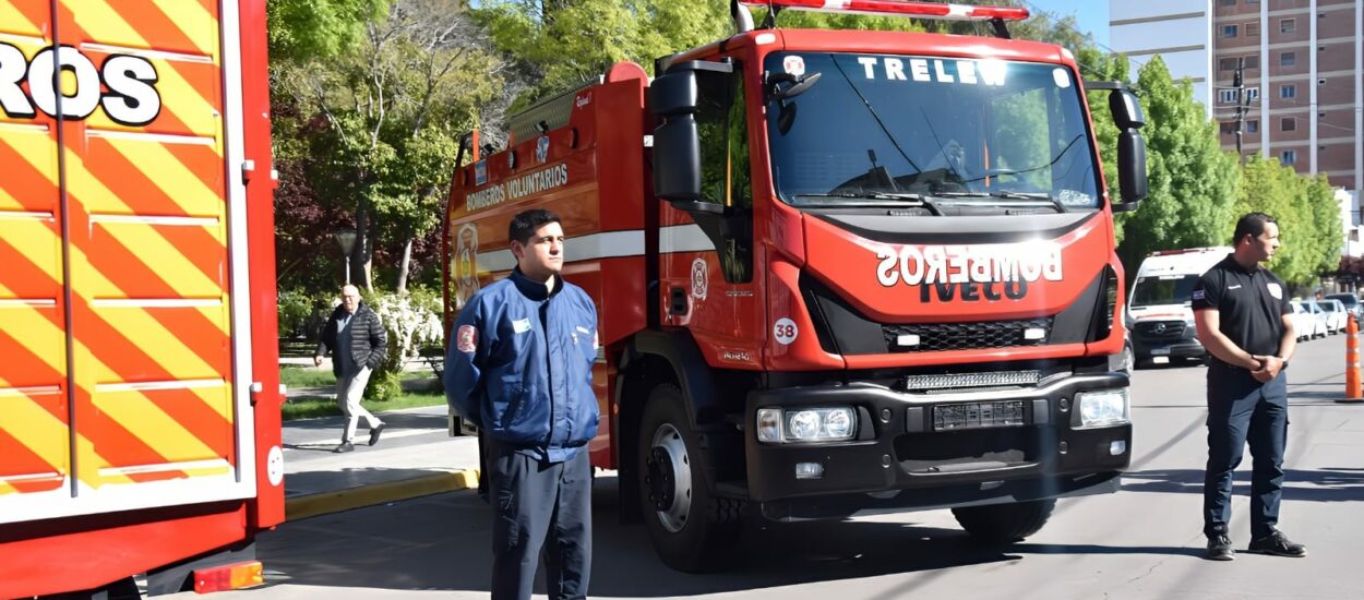 Bomberos Voluntarios presentaron tres nuevas unidades y Merino destacó la administración “austera y transparente” de la comisión