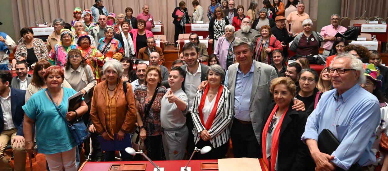 Junto a adultos mayores de todo Chubut, Torres presentó el proyecto para modificar la Ley de Protección y Promoción Integral de la Tercera Edad