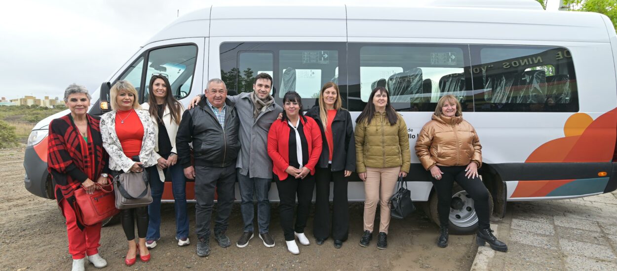 Torres y Papaiani entregaron un vehículo cero kilómetro al Hogar “Volver a Empezar” de Trelew