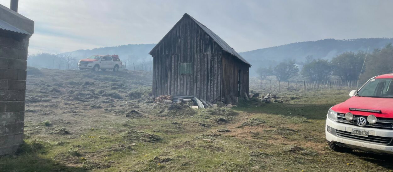 Con un importante despliegue de recursos, el Gobierno Provincial contuvo el incendio forestal en la zona de Río Pico