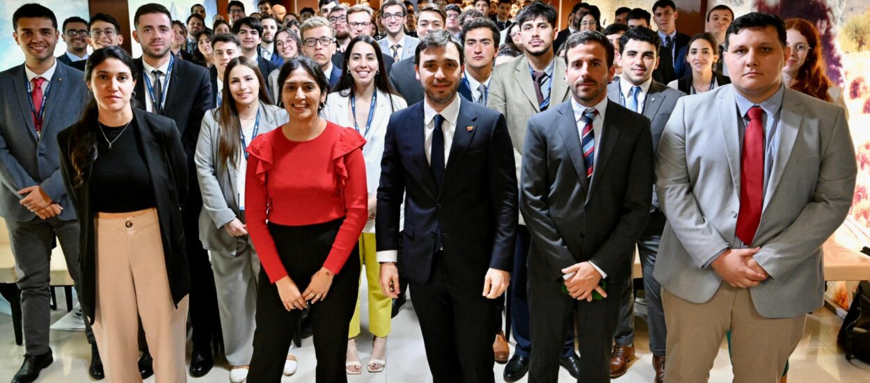 Torres compartió una charla con jóvenes becarios de la Fundación Universitaria del Río de la Plata