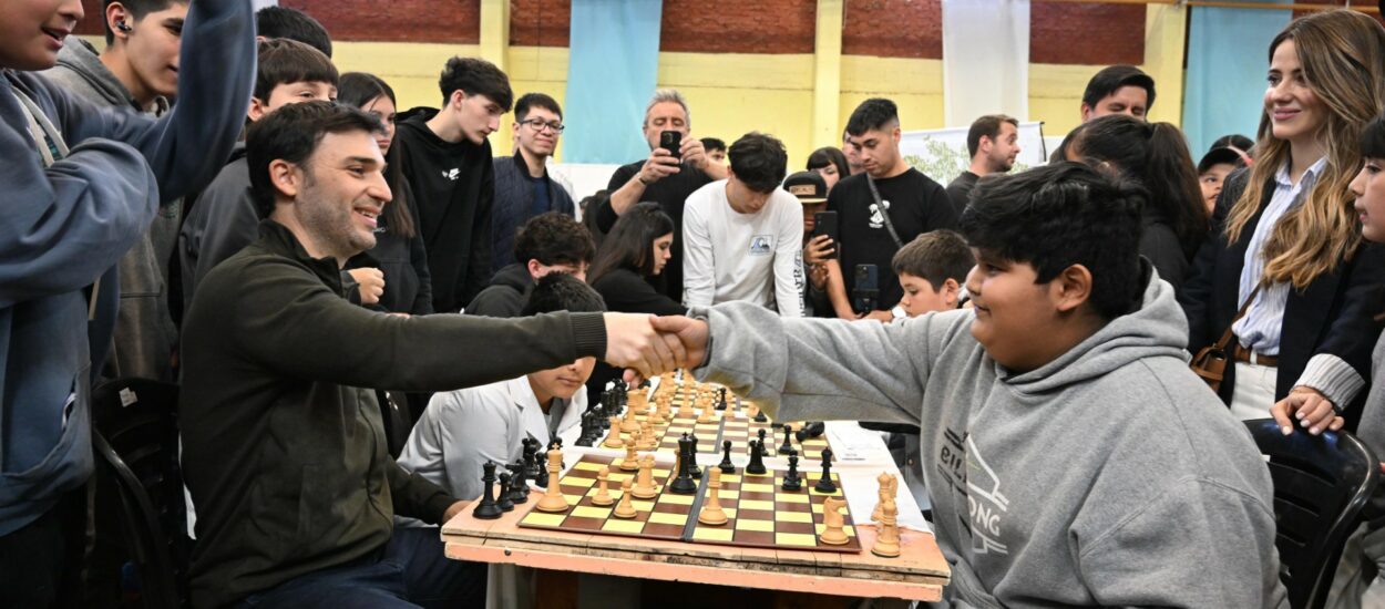 Torres en la Feria del Libro y las Artes de Trelew: “Estamos invirtiendo en futuro, educación y en el desarrollo de los más chicos”