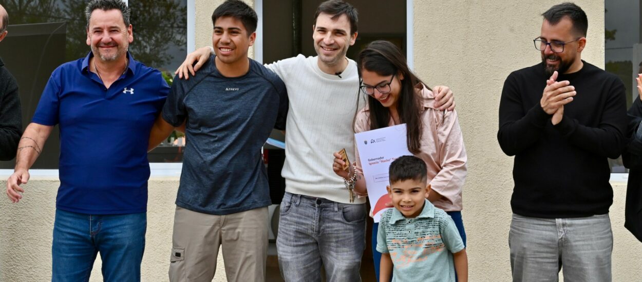 El sueño de la casa propia: Torres entregó viviendas a familias de Corcovado en un emotivo acto